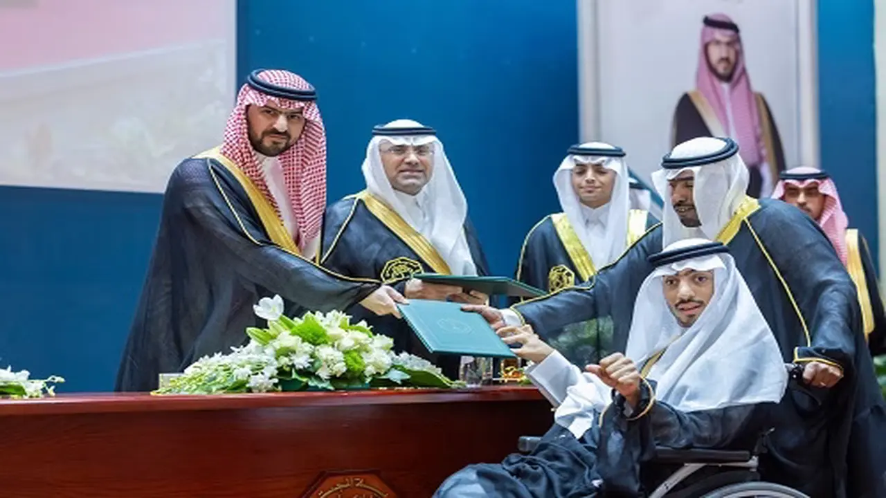 برعاية سعود بن بندر.. كلية المجتمع تحتفي بتخريج 216 طالباً وطالبة